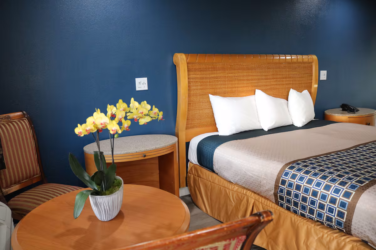 Premium King mobility-accessible room with king bed and seating area